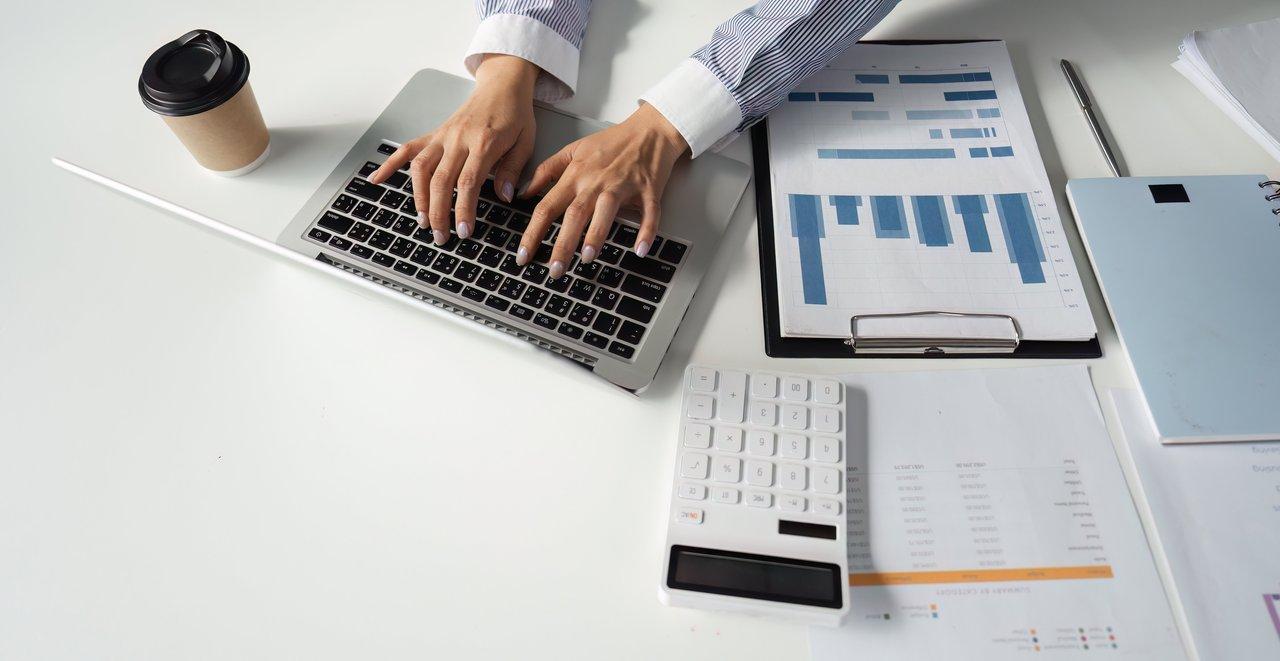 Professionnels de la finance utilisant l'automatisation comptable pour optimiser leurs analyses et rapports financiers.