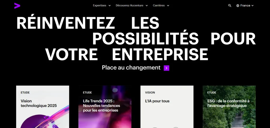 L'image montre la page d'accueil du site d'Accenture avec un fond noir et un texte blanc en grandes lettres capitales indiquant : "RÉINVENTEZ LES POSSIBILITÉS POUR VOTRE ENTREPRISE" suivi du slogan "Place au changement". En dessous, quatre sections présentent des études et visions sur les tendances technologiques et stratégiques, notamment "Vision technologique 2026", "Life Trends 2026", "L'IA pour tous", et "ESG : de la conformité à l'avantage stratégique". Le logo d’Accenture, une flèche violette, est en haut à gauche, tandis que des menus de navigation et une icône de recherche sont en haut de la page.