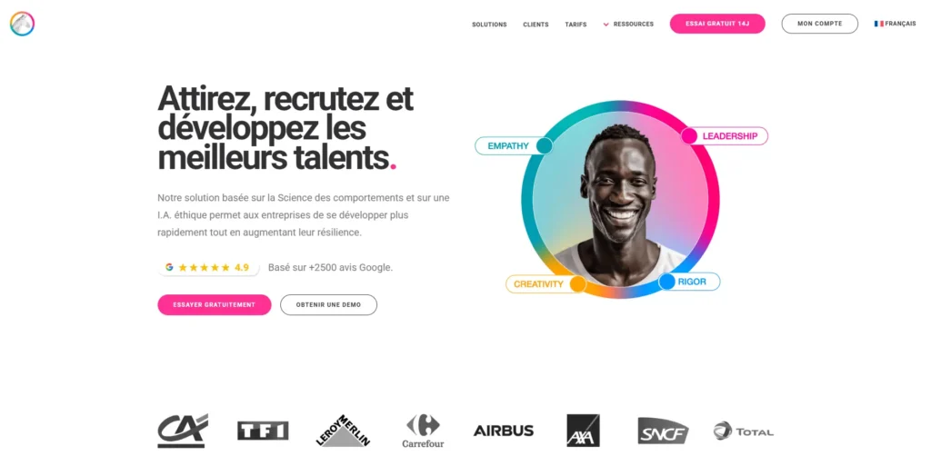 L'image présente une page web au design épuré et moderne d'une entreprise spécialisée dans le recrutement et le développement des talents grâce à l'intelligence artificielle. On y voit un homme souriant entouré d'un cercle coloré indiquant ses compétences : empathie, leadership, créativité et rigueur. En bas, des logos de grandes entreprises (TF1, Airbus, Carrefour, etc.) attestent de la crédibilité de la solution.