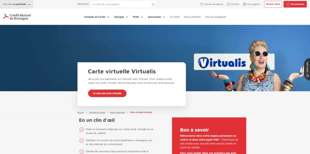 L’image montre la page web du Crédit Mutuel de Bretagne dédiée à Virtualis, un service de carte bancaire virtuelle pour sécuriser les paiements en ligne. Un encadré blanc présente une description du service avec un bouton rouge « Je crée une carte virtuelle ». À droite, une femme souriante, portant des lunettes de soleil et des accessoires colorés, illustre le service avec un logo « Virtualis » en arrière-plan.