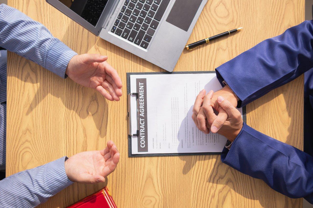 Contrat prêt à être signé au cabinet d'un consultant en recrutement.