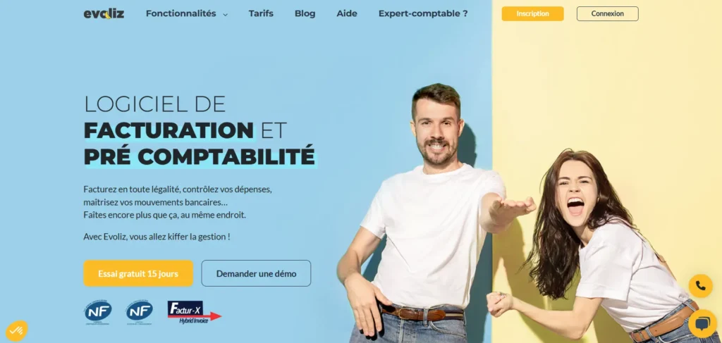 L’image présente une page web promotionnelle pour le logiciel Evoliz, spécialisé en facturation et pré-comptabilité, avec un fond bleu et jaune vif. Deux personnes souriantes et dynamiques, un homme et une femme en t-shirts blancs et jeans, adoptent une posture enthousiaste. Des boutons d’action invitent à un essai gratuit ou une démonstration, accompagnés de logos de certification.