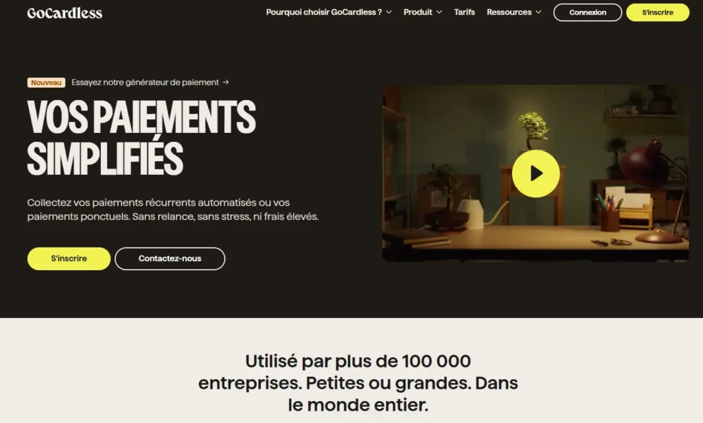 Sur un fond noir, un grand texte blanc annonce : "Vos paiements simplifiés". En dessous, une phrase indique qu’il est possible de collecter des paiements récurrents ou ponctuels, sans relance ni frais élevés. À droite, une vidéo illustrée par un bureau éclairé invite à en savoir plus via un bouton de lecture jaune.