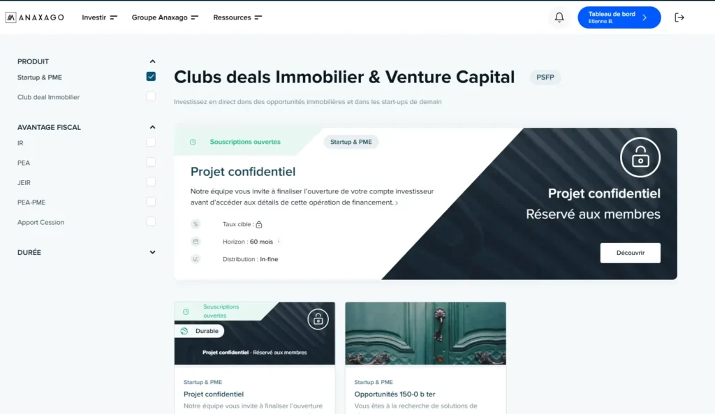 L'image montre une interface de la plateforme Anaxago dédiée aux investissements dans l'immobilier et le capital-risque. La section principale présente un projet d'investissement "confidentiel", réservé aux membres ayant un compte validé. Sur la gauche, des filtres permettent de sélectionner le type de produit (Startup & PME, Club deal Immobilier), les avantages fiscaux et la durée de l'investissement. En bas, d'autres opportunités d'investissement sont visibles, avec des labels comme "Durable" et "Souscriptions ouvertes".