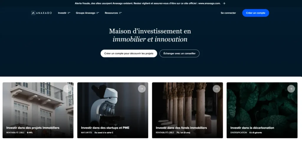 L'image montre la page d'accueil du site Anaxago, une plateforme d'investissement spécialisée en immobilier et innovation. L'interface a un design épuré avec un fond sombre et un texte blanc mettant en avant une invitation à créer un compte ou à échanger avec un conseiller. En bas, plusieurs images illustrent différents projets d'investissement, comme des bâtiments et des éléments architecturaux.