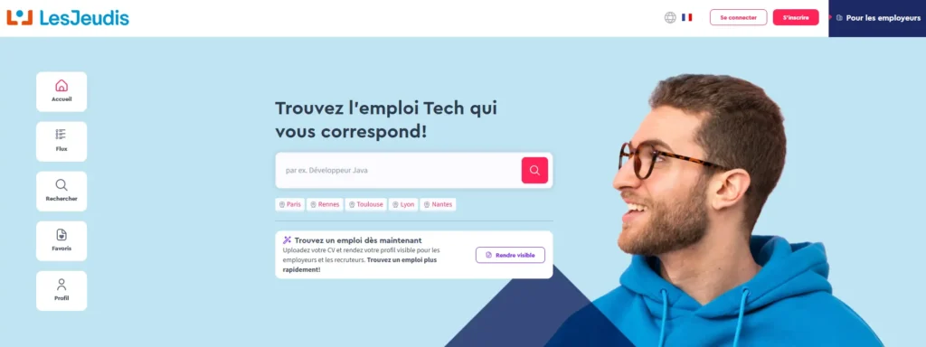 L'image est une capture d'écran du site web "LesJeudis", une plateforme de recherche d'emploi spécialisée dans le secteur de la tech. L'interface présente un champ de recherche pour les offres d'emploi, des suggestions de villes comme Paris, Rennes ou Lyon, et un bouton pour rendre un profil visible aux recruteurs. Un homme barbu portant un sweat bleu et des lunettes regarde vers la droite avec un sourire.