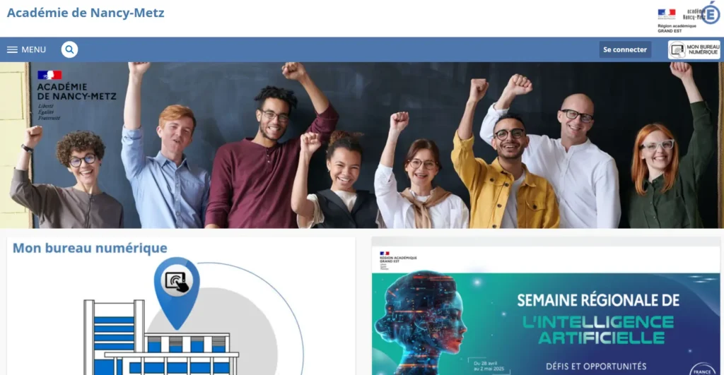 Sur la partie haute de l’image, un groupe de huit personnes de tous âges et origines sourient face à la caméra en levant un poing, dans une ambiance positive et dynamique, devant un tableau noir. En haut à gauche, le logo de l’Académie de Nancy-Metz est visible, et en haut à droite figure un bouton “Se connecter” vers Mon Bureau Numérique. En dessous, deux encarts illustrent le thème du numérique à l’école, dont l’un annonce une Semaine régionale de l’intelligence artificielle.
