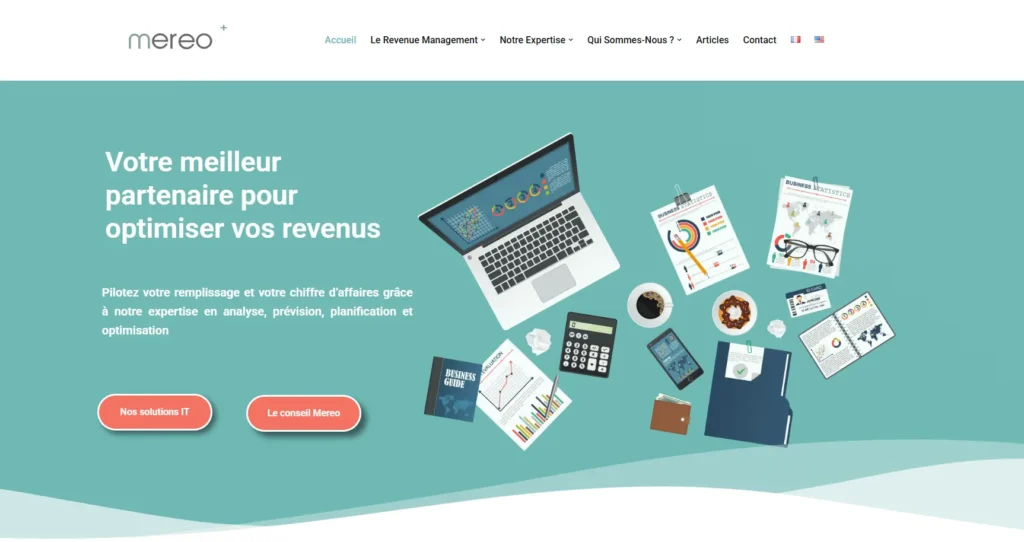L'image montre la page d'accueil du site web de Mereo, une entreprise spécialisée dans l’optimisation des revenus. Sur un fond bleu-vert, un message met en avant leur expertise en analyse, prévision, planification et optimisation pour améliorer le chiffre d’affaires des entreprises. Une illustration affiche un ordinateur portable, des documents financiers, une calculatrice, des graphiques analytiques, et des éléments de bureau comme des lunettes et un café, symbolisant la gestion des revenus et la data intelligence.