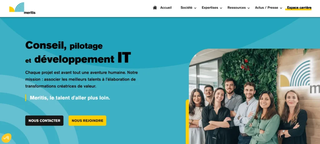 L’image montre une page web d’une entreprise de conseil en développement IT nommée Meritis, avec un fond bleu et un texte mettant en avant l’humain et l’innovation. À droite, une photo d’équipe montre un groupe de jeunes professionnels souriants devant un mur végétalisé avec le logo de l’entreprise. Deux boutons en bas invitent à contacter l’entreprise ou à la rejoindre.