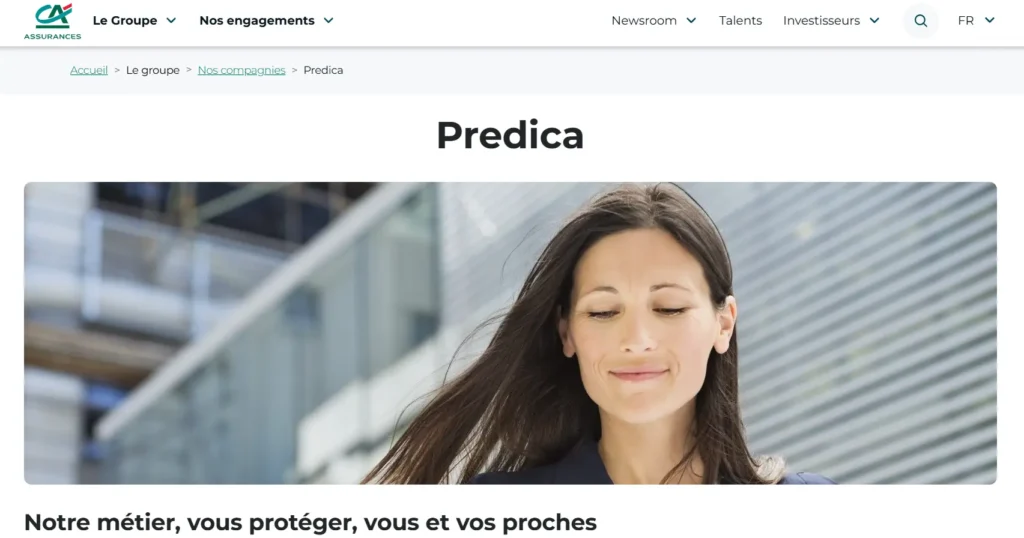 L’image montre une page du site Crédit Agricole Assurances dédiée à Predica, sa filiale en assurances de personnes. On y voit une femme souriante en arrière-plan d’un immeuble moderne, illustrant la protection et la sérénité offertes par l’assurance. Le slogan affiché en dessous indique : "Notre métier, vous protéger, vous et vos proches".