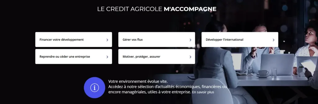 Cette image est une capture d'écran du site du Crédit Agricole, mettant en avant ses services d'accompagnement aux entreprises. Elle présente six options : financer le développement, gérer les flux, développer l’international, reprendre ou céder une entreprise, motiver et protéger. En arrière-plan, une photo montre une réunion professionnelle dans un bureau moderne, avec des personnes travaillant sur des ordinateurs.