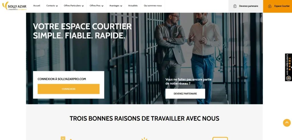 L'image est une capture d'écran du site web de Solly Azar, une compagnie d'assurance. On y voit un espace dédié aux courtiers avec un bouton de connexion et une invitation à rejoindre leur réseau. En arrière-plan, une photo montre deux hommes en costume discutant dans un couloir vitré.