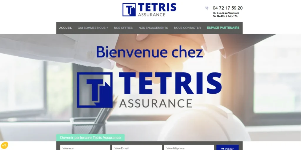 L’image montre la page d’accueil du site web de Tetris Assurance, un courtier en assurance. On y voit une poignée de main en arrière-plan, avec le texte "Bienvenue chez Tetris Assurance" affiché en grand. Un formulaire est visible en bas de l’image, permettant aux visiteurs de devenir partenaire en renseignant leur nom, email et téléphone.