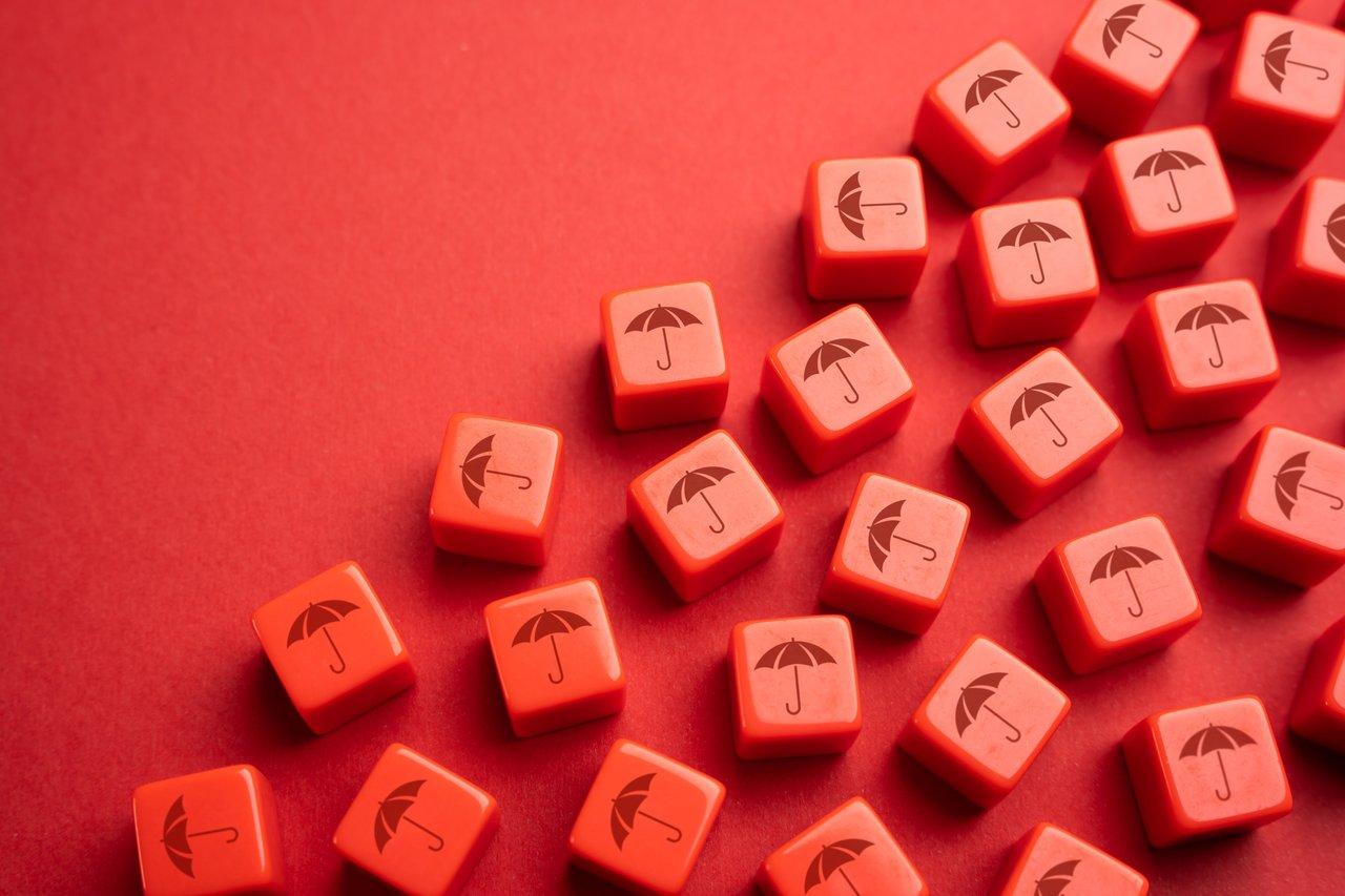 Une image illustrant la protection offerte par une assurance, symbole de sécurité et de garanties pour divers risques.