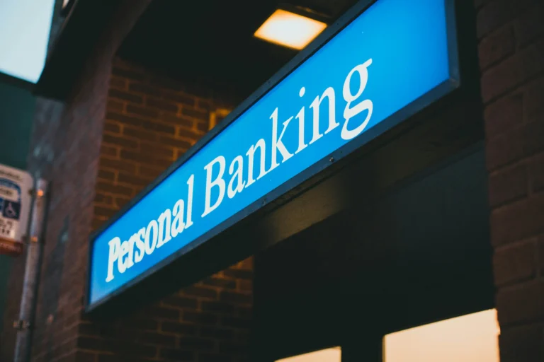Compte bancaire en France pour travailleur étranger : quelles banques acceptent un passeport seul ?